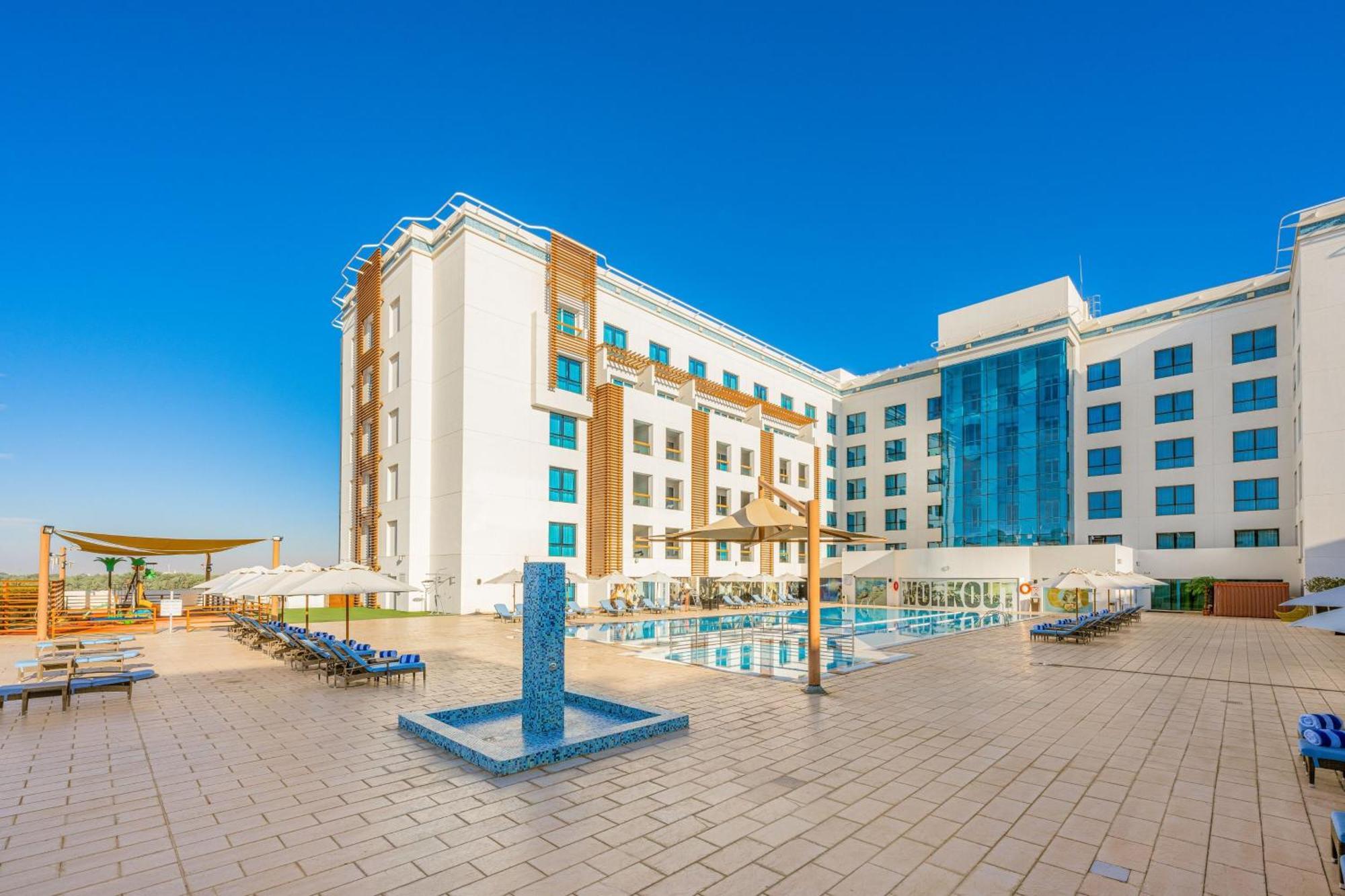 Four Points By Sheraton Al Ain Exterior photo The hotel's swimming pool